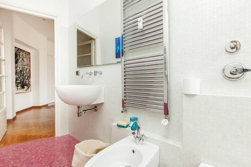Bright House Center On Subway Lines 1,2 &3 Apartamento
